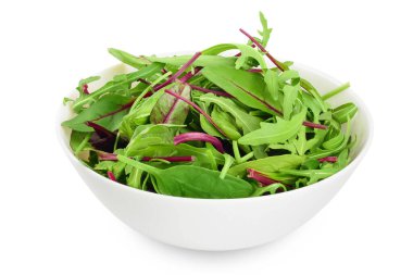 Salata - roka, ıspanak ve pazı beyaz arka planda izole edilmiş kasede..