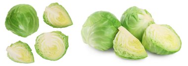 Yeşil lahana, beyaz arka planda yarı izole edilmiş, geniş bir alana yayılmış. Metnin için kopyalama alanı olan üst görünüm. Düz yatıyordu.