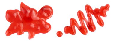 Kırmızı çilek şurubu beyaz arka planda izole edilmiş, geniş bir alana yayılmış, Üst Manzara. Düz yatıyordu,