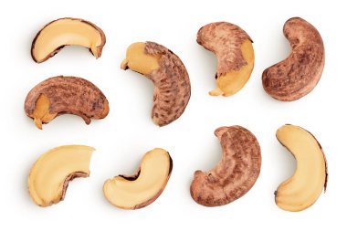 Beyaz arka planda kabuklu kaju fıstığı yığını. Üst Manzara. Düz yatıyordu.