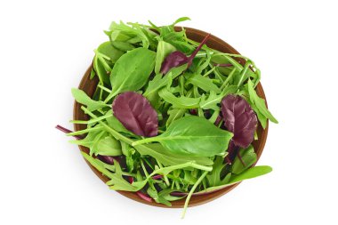 Karışık salata - roka, ıspanak ve pazı beyaz arka planda izole edilmiş kasede. Üst Manzara. Düz yatıyordu.