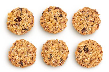 Seramik kasedeki granola kurabiyesi beyaz arka planda tam derinlikte izole edilmiş. Üst Manzara. Düz yatıyordu