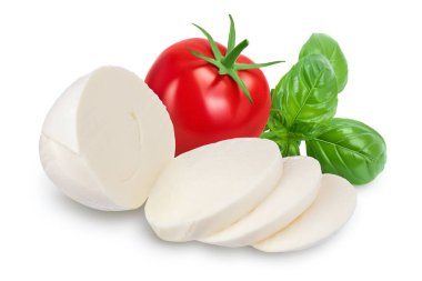 Mozzarella peyniri beyaz arka planda tam derinlikte dilimlenmiş..