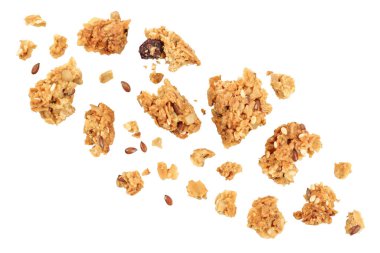 Granola kurabiyesi beyaz arka planda izole edilmiş, geniş bir alana yayılmış. Üst Manzara. Düz yatıyordu