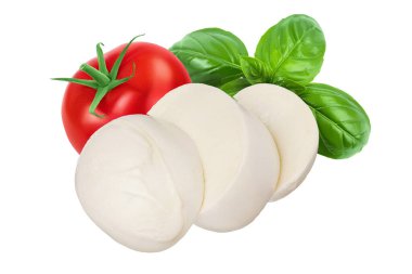 Mozzarella peyniri beyaz arka planda tam derinlikte dilimlenmiş..