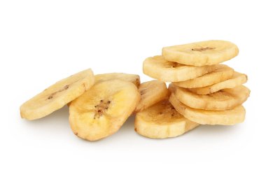 Kurumuş muz cipsleri beyaz arkaplanda tam derinlikte izole edilmiş..