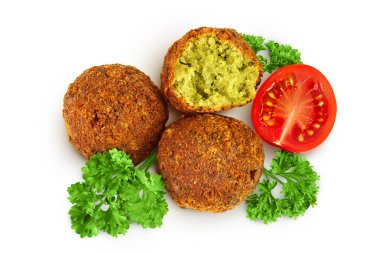 Falafel topu, geniş bir alana yayılmış beyaz bir zemin üzerinde izole edildi. Üst Manzara. Düz yatıyordu