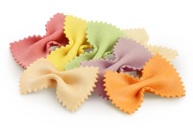 Beyaz arka planda izole edilmiş renkli farfalle makarnası..
