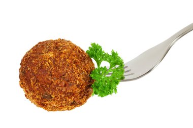 Çataldaki falafel topu beyaz arka planda izole edilmiş, geniş bir alana yayılmış..