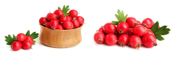 Hawthorn Berry Dengan Daun Dalam Mangkuk Kayu Terisolasi Pada Latar — Stok Foto