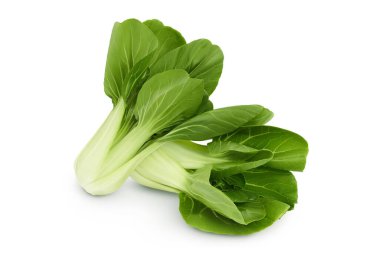 Taze pak choi lahanası beyaz arka planda izole edilmiş, geniş bir alana yayılmış..