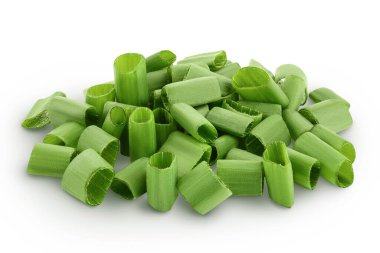 Yeşil soğan, beyaz zemin üzerinde tam derinlikte izole edilmiş..