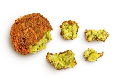 Falafel topu, geniş bir alana yayılmış beyaz bir zemin üzerinde izole edildi. Üst Manzara. Düz yatıyordu