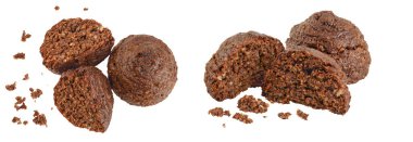 Kerob, muz, kaju, ayçiçeği tohumu ve Hindistan cevizi ezmeli çikolata kurabiyesi beyaz arka planda tam derinlikte izole edilmiş. Sağlıklı yemek, glütensiz, unsuz. Üst Manzara. Düz yatıyordu