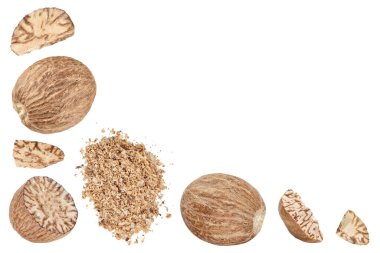 Bütün ve rendelenmiş hindistan cevizi beyaz arka planda izole edilmiş. Metnin için kopyalama alanı olan üst görünüm. Düz yatıyordu.