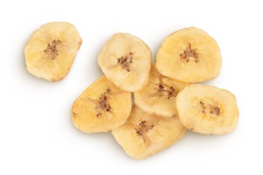 Kurutulmuş muz cipsi, beyaz arka planda izole edilmiş, geniş bir alana yayılmış. Üst Manzara. Düz yatıyordu.