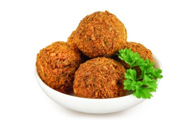 Kasedeki falafel, beyaz bir arka planda izole edilmiş, geniş bir alana yayılmış..