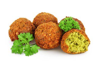 Falafel topu beyaz arka planda izole edilmiş, geniş bir alana yayılmış..