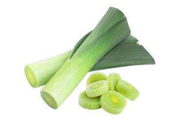 Beyaz arka planda izole dilimlenmiş pırasa sebze.