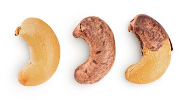 Beyaz arka planda kabuklu kaju fıstığı yığını. Üst Manzara. Düz yatıyordu.