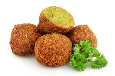 Falafel topu beyaz arka planda izole edilmiş, geniş bir alana yayılmış..