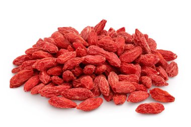 Kurutulmuş goji üzümleri beyaz arka planda izole edilmiş ve geniş bir alana yayılmış..