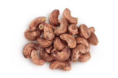 Beyaz arka planda kabuklu kaju fıstığı yığını. Üst Manzara. Düz yatıyordu.