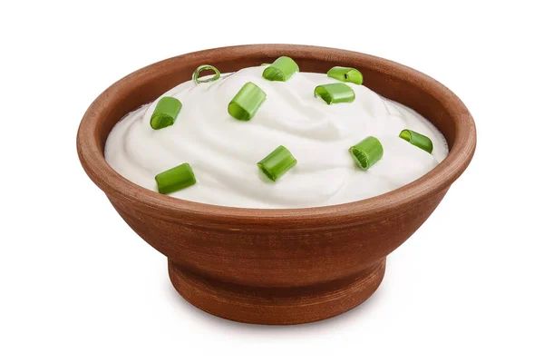 Śmietana Lub Jogurt Ceramicznej Misce Zieloną Cebulą Izolowane Białym Tle — Zdjęcie stockowe