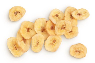 Kurutulmuş muz cipsi, beyaz arka planda izole edilmiş, geniş bir alana yayılmış. Üst Manzara. Düz yatıyordu.