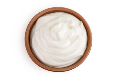Ekşi krema ya da yoğurt seramik kasede beyaz arka planda tam derinlikte izole edilmiş..