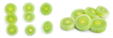 Beyaz arka planda izole edilen Leek sebze dilimlenmiş. Üst görünüm. Düz yatma .