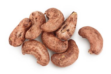 Beyaz arka planda kabuklu kaju fıstığı yığını. Üst Manzara. Düz yatıyordu.