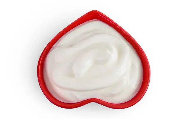 Kwaśna Śmietana Lub Jogurt Czerwonej Ceramicznej Misce Kształcie Serca Izolowane — Zdjęcie stockowe