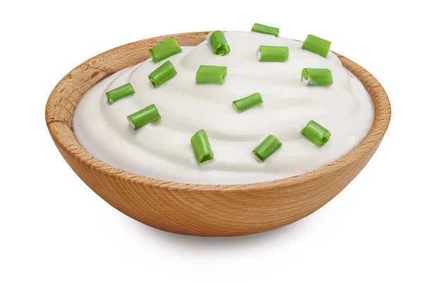 Śmietana Lub Jogurt Drewnianej Misce Zieloną Cebulą Izolowane Białym Tle — Zdjęcie stockowe