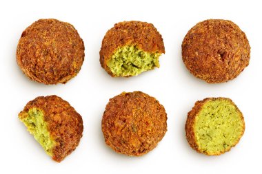 Falafel topu beyaz arka planda izole edilmiş. Üst Manzara. Düz yatıyordu. Ayarla ya da topla.