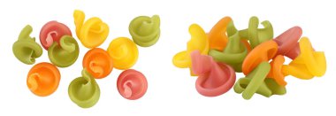 Saf renkli makarna, beyaz arka planda izole edilmiş, geniş bir alana yayılmış. Üst Manzara. Düz yatıyordu.