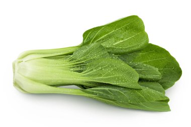 Taze pak choi lahanası beyaz arka planda izole edilmiş, geniş bir alana yayılmış..