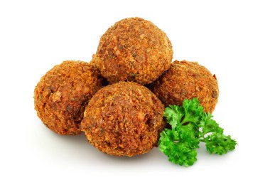 Falafel topu beyaz arka planda izole edilmiş, geniş bir alana yayılmış..