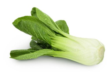Taze pak choi lahanası beyaz arka planda izole edilmiş, geniş bir alana yayılmış..