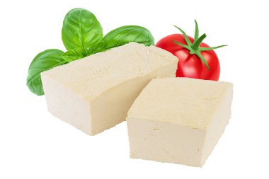 Tofu peyniri beyaz zemin üzerinde tam derinlikte izole edilmiş.