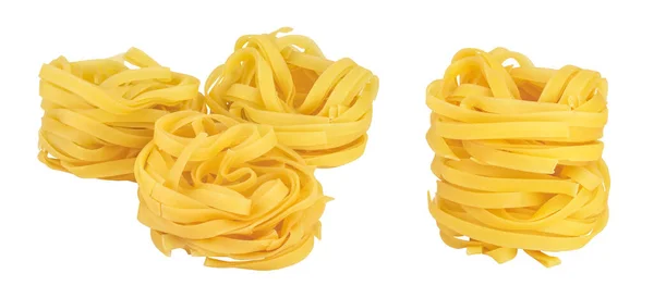 Rauwe Tagliatelle Pasta Geïsoleerd Witte Achtergrond Met Volle Velddiepte — Stockfoto