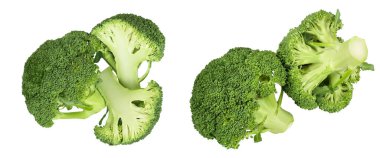 Beyaz arka planda izole edilmiş taze brokoli, geniş bir alana yayılmış. Üst Manzara. Düz yatıyordu.