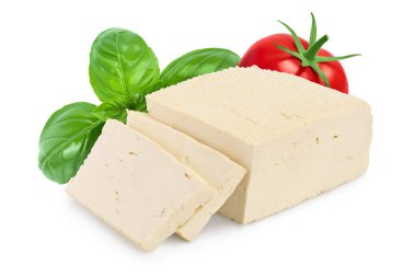 Tofu peyniri kırpma yolu ve tam derinlikteki alan ile beyaz arkaplanda izole edildi