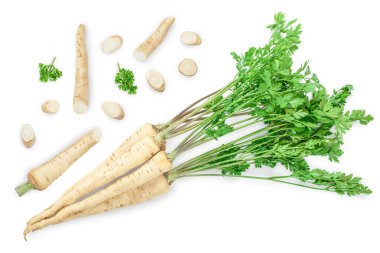Beyaz arkaplanda yapraklı maydanoz kökü,