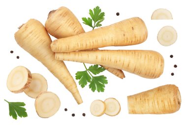 Beyaz arka planda izole edilmiş havuç kökü ve maydanozlu dilimler kırpma yolu ile. Üst Manzara. Düz yatıyordu..