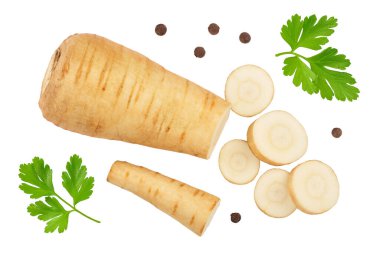 Beyaz arka planda izole edilmiş havuç kökü ve dilimler. Üst Manzara. Düz yatıyordu..