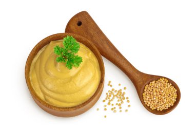 Tahta kasede hardal sosu ve beyaz arka planda izole edilmiş tohum. Üst Manzara. Düz yatıyordu.