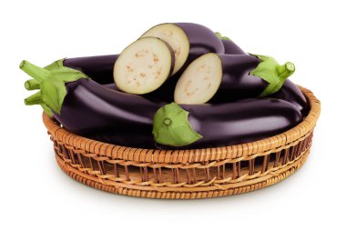 Hasır sepetteki patlıcan beyaz zemin üzerinde tam derinlikte izole edilmiş..