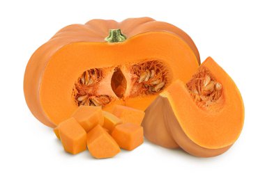 Taze turuncu balkabağı beyaz arka planda izole edilmiş, geniş bir alana yayılmış..