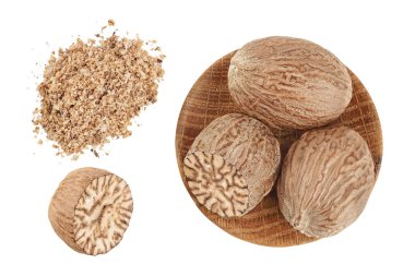 Tahta kasedeki hindistan cevizi beyaz arka planda izole edilmiş, geniş bir alana yayılmış. Üst Manzara. Düz yatıyordu.